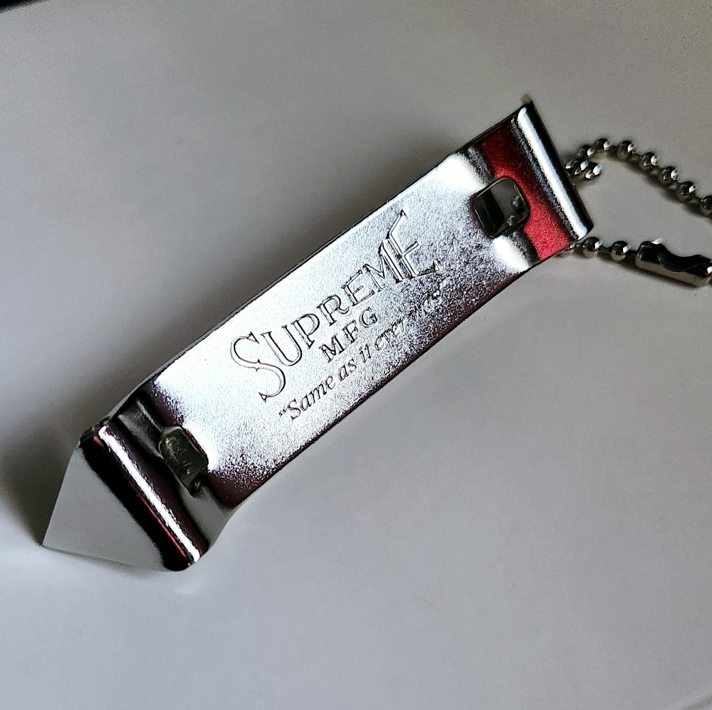 SUPREME KEYCHAIN